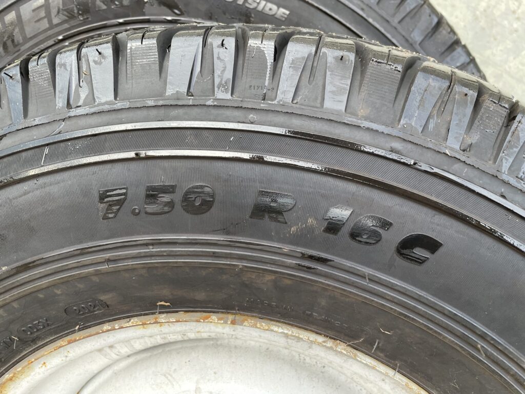 Land Rover, 4, wheels and tyres , 7.50 R 16, Michelin latitude cross 75% tread.