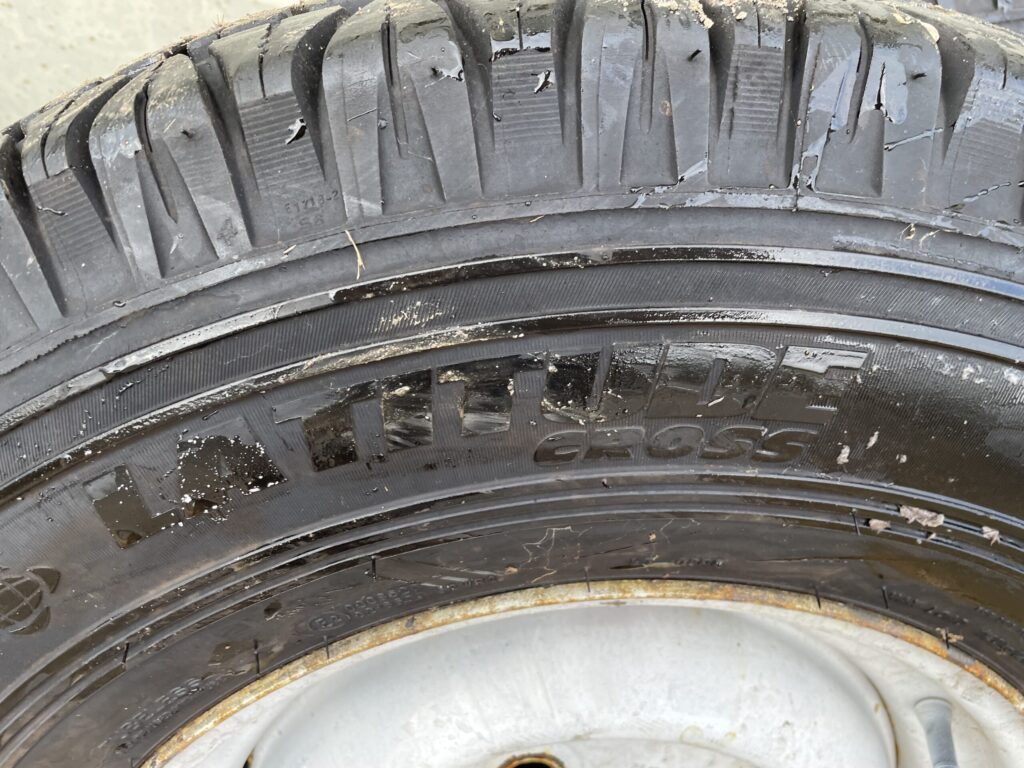 Land Rover, 4, wheels and tyres , 7.50 R 16, Michelin latitude cross 75% tread.