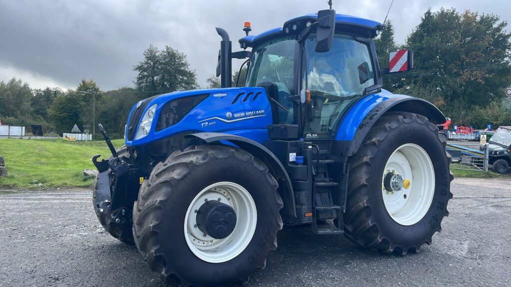 New Holland T7.300 PLM Intelligence Auto Command Tractor