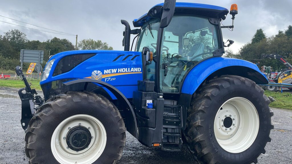 New Holland T7.210 Range Command Tractor