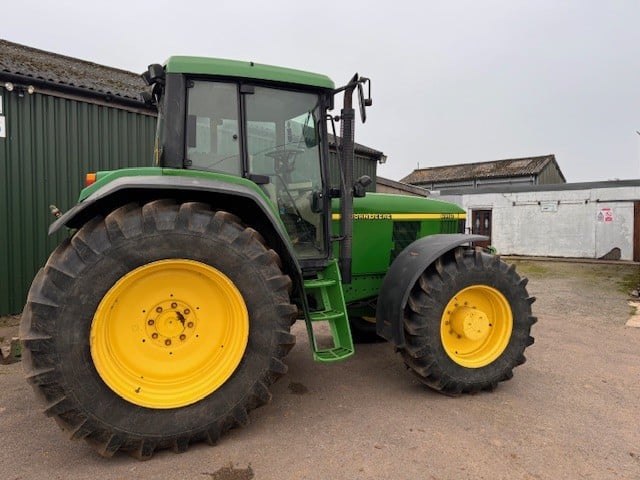 John Deere 6910