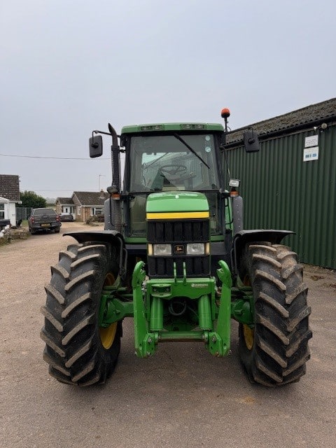 John Deere 6910