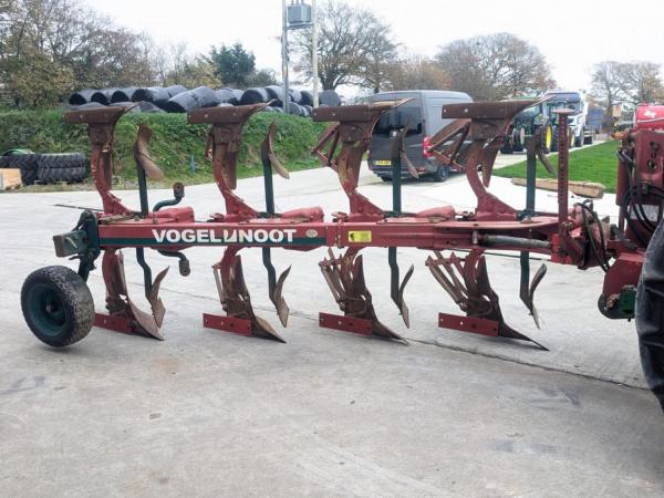 VOGEL NOOT 4 FURROW REVERSIBLE PLOUGH