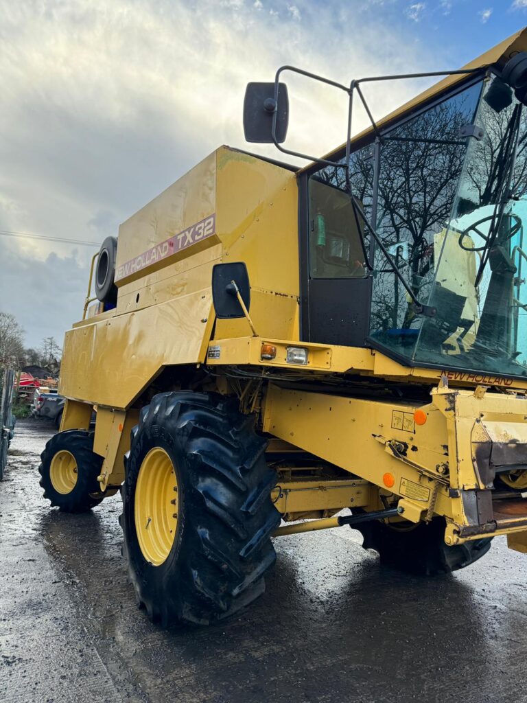 NEW HOLLAND TX32 COMBINE