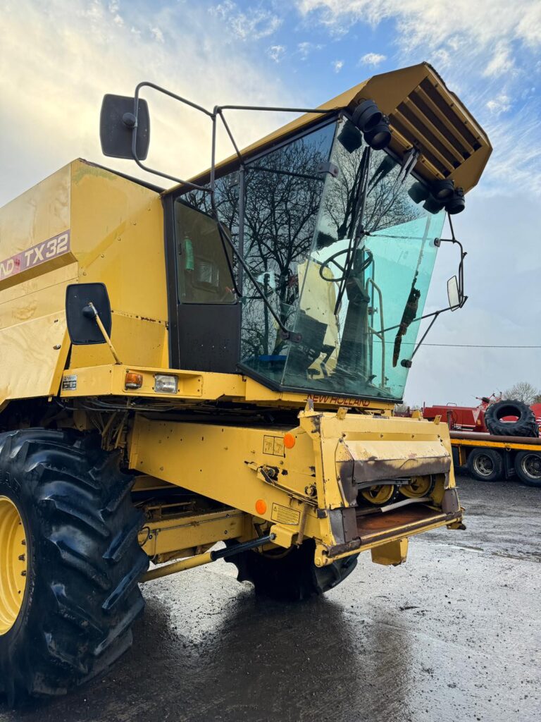 NEW HOLLAND TX32 COMBINE