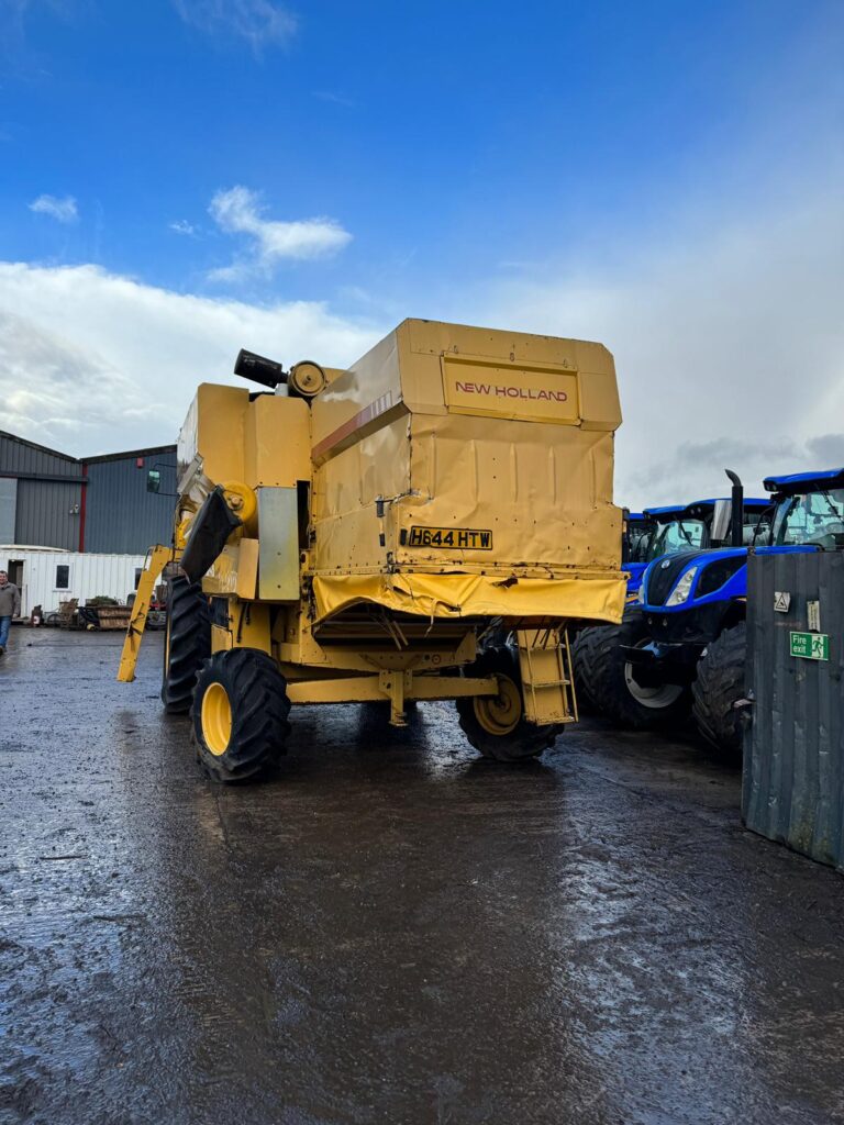 NEW HOLLAND TX32 COMBINE