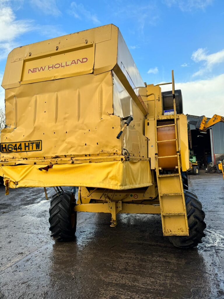 NEW HOLLAND TX32 COMBINE