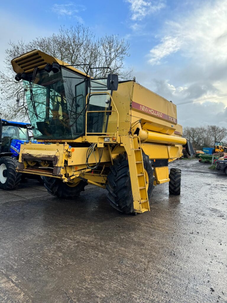 NEW HOLLAND TX32 COMBINE