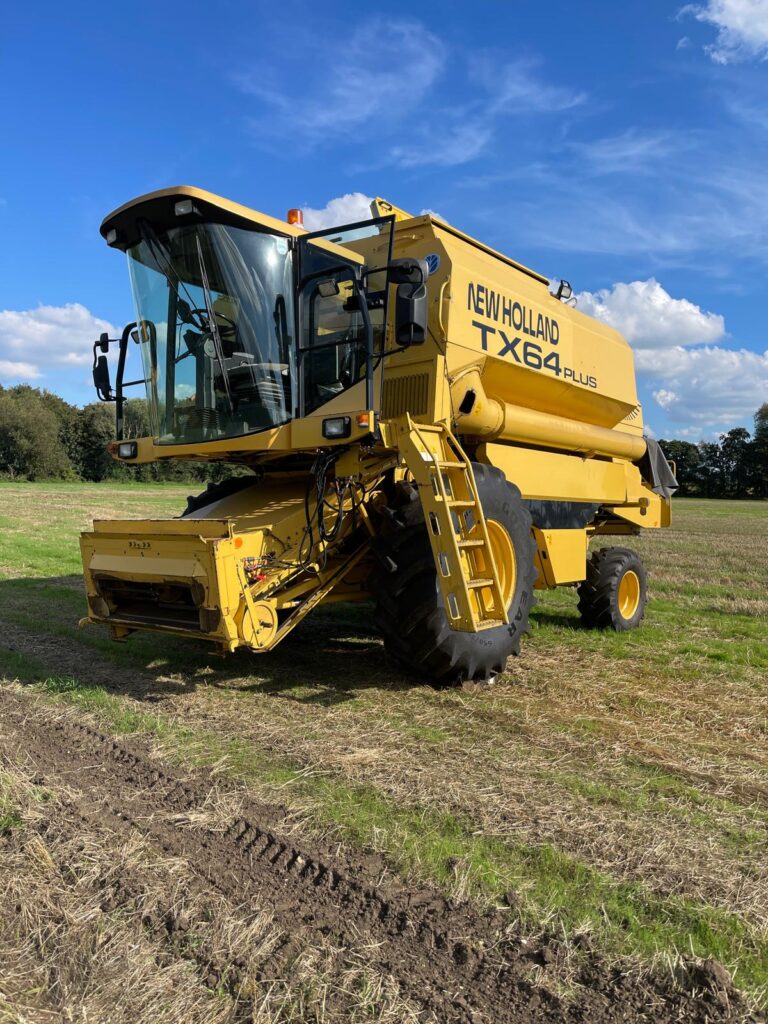 NEW HOLLAND TX64 PLUS COMBINE