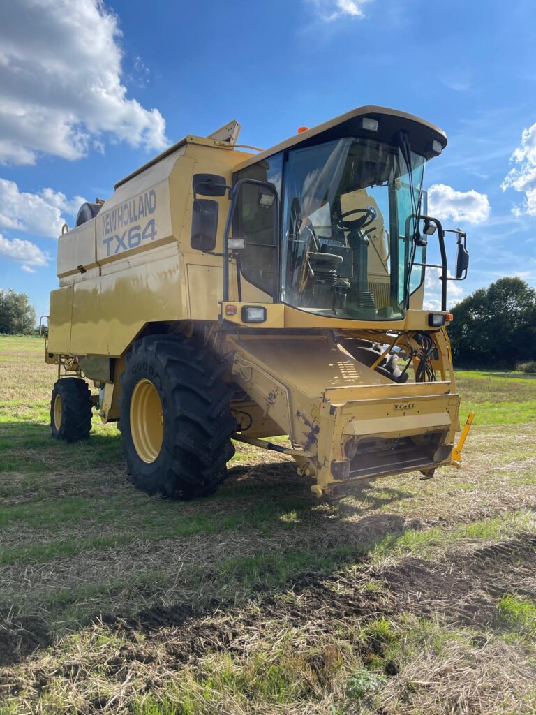 NEW HOLLAND TX64 PLUS COMBINE