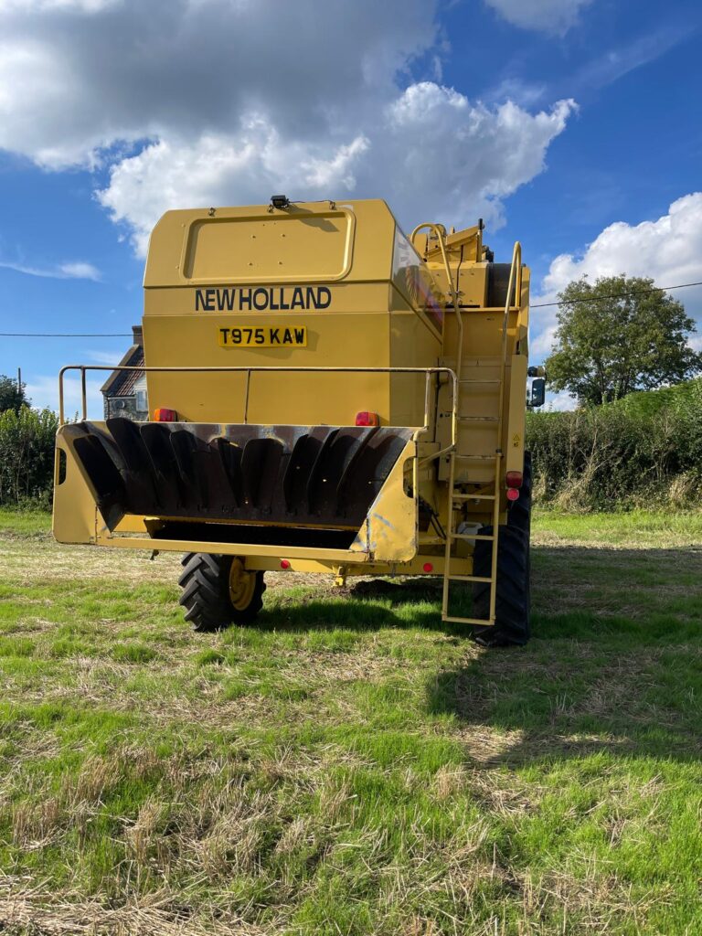 NEW HOLLAND TX64 PLUS COMBINE