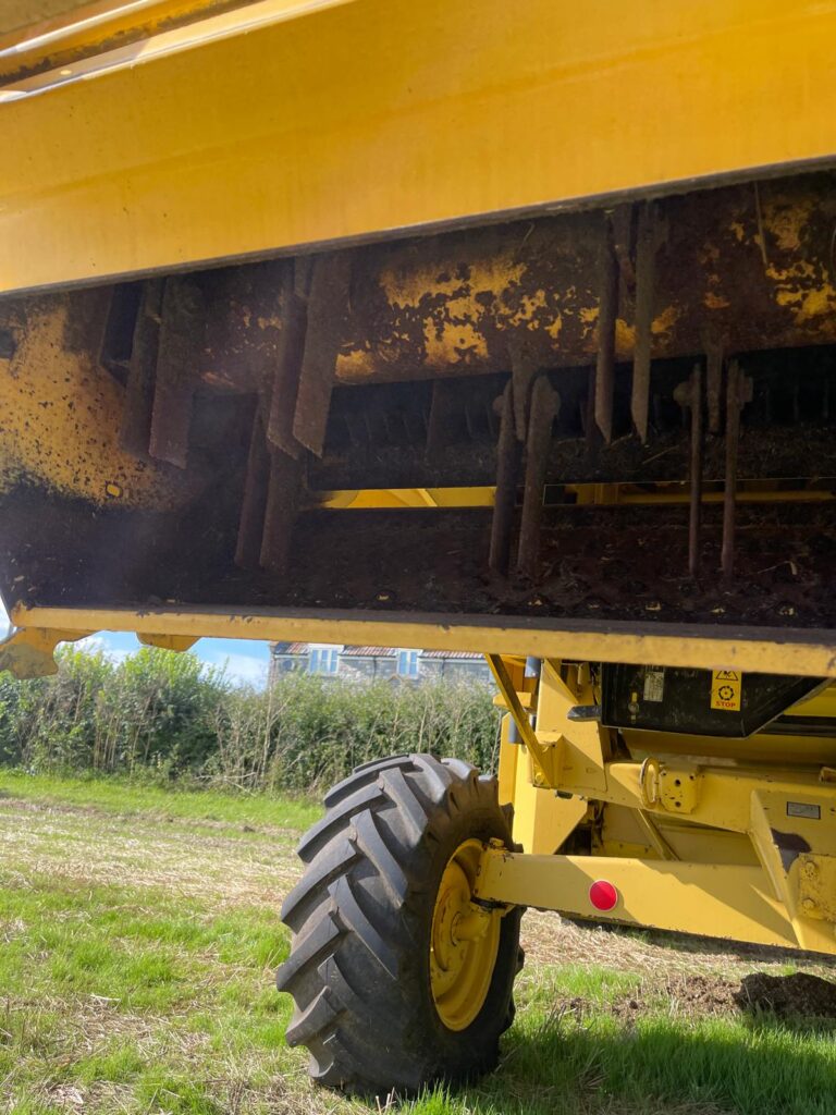 NEW HOLLAND TX64 PLUS COMBINE