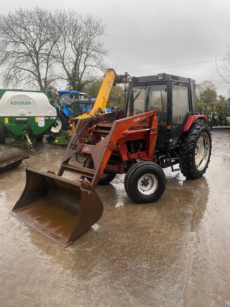 CASE IH 885 C/W LOADER