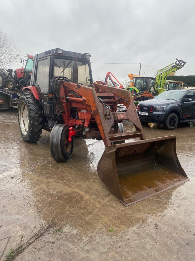 CASE IH 885 C/W LOADER