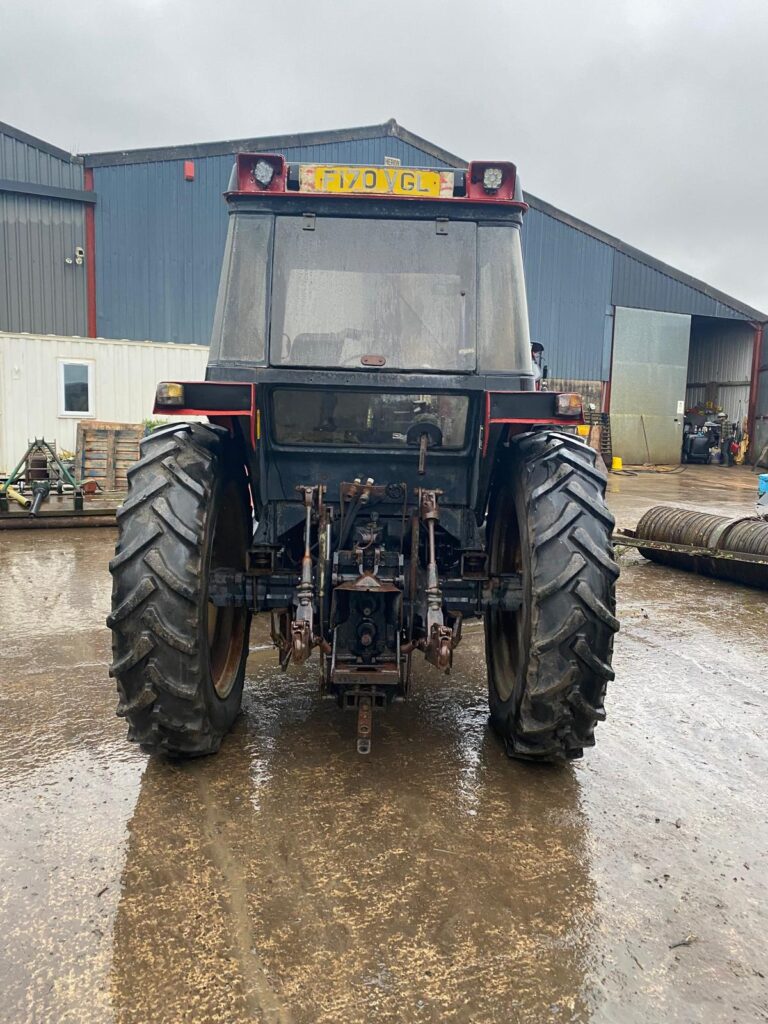 CASE IH 885 C/W LOADER