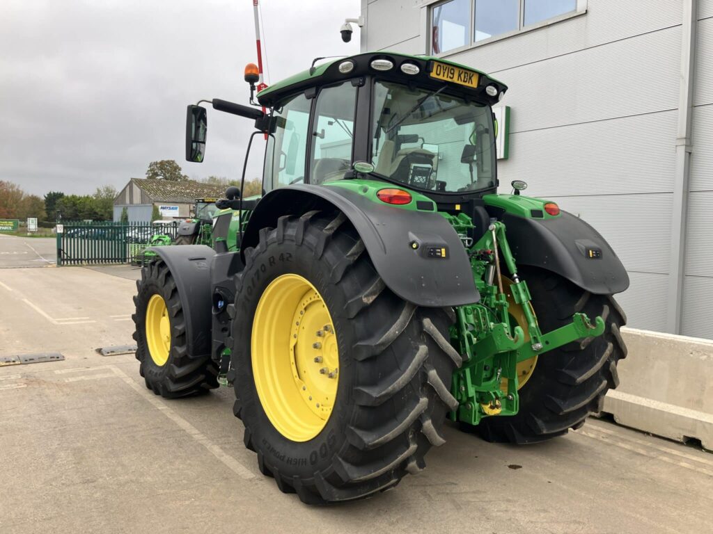 John Deere 6215R