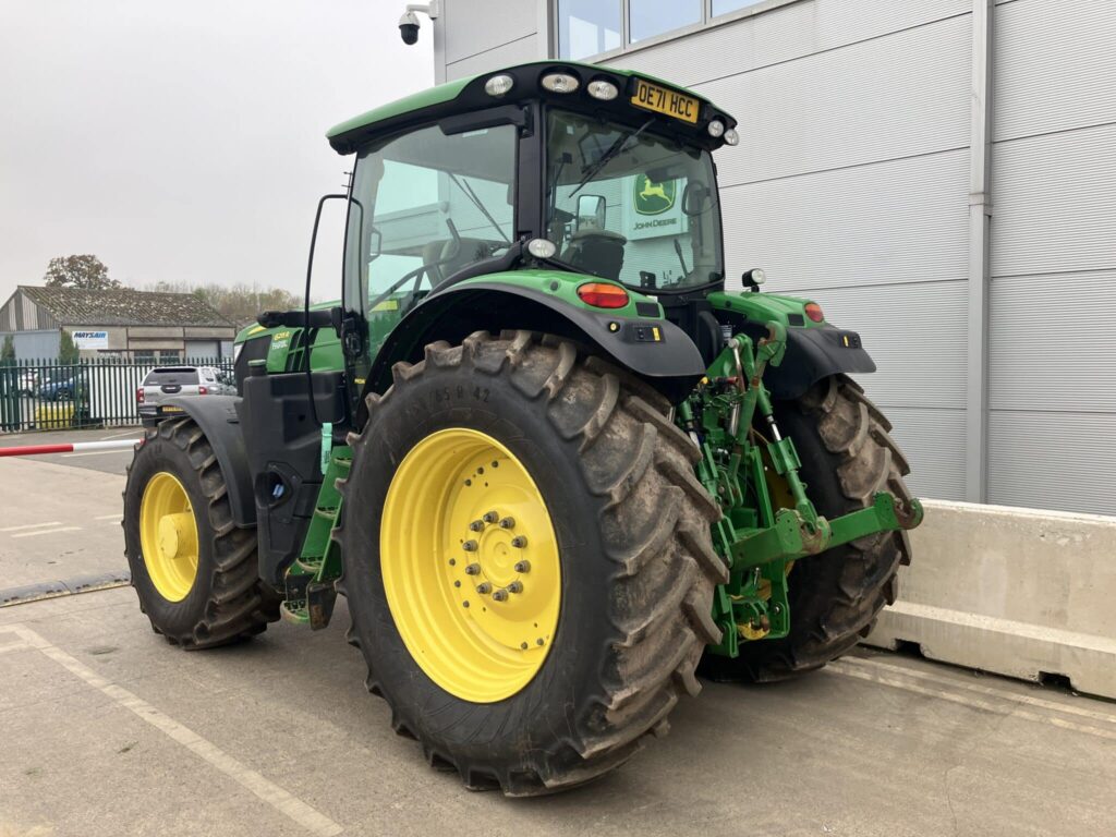 John Deere 6215R