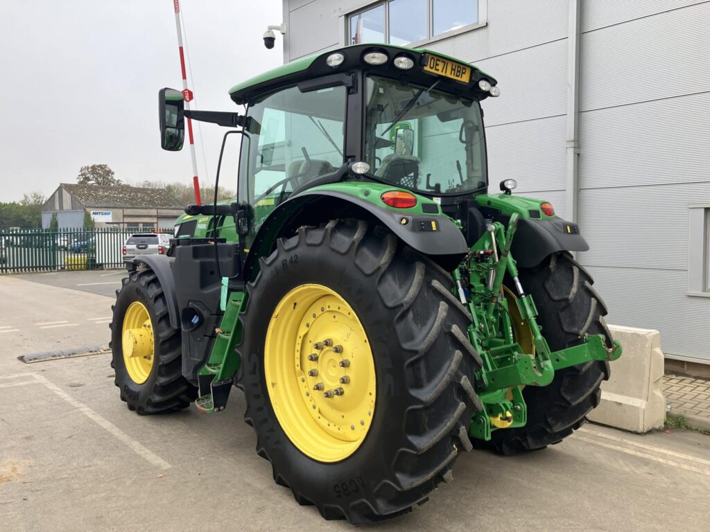 John Deere 6215R