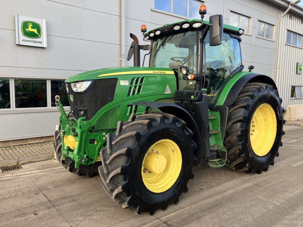 John Deere 6215R