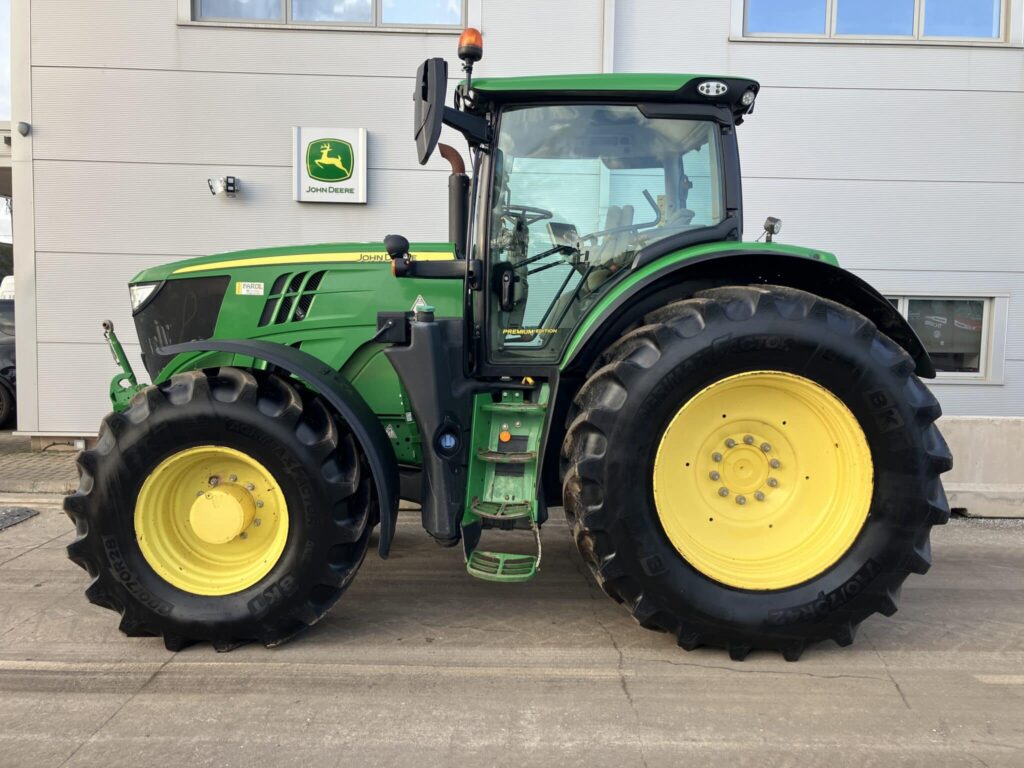 John Deere 6215R