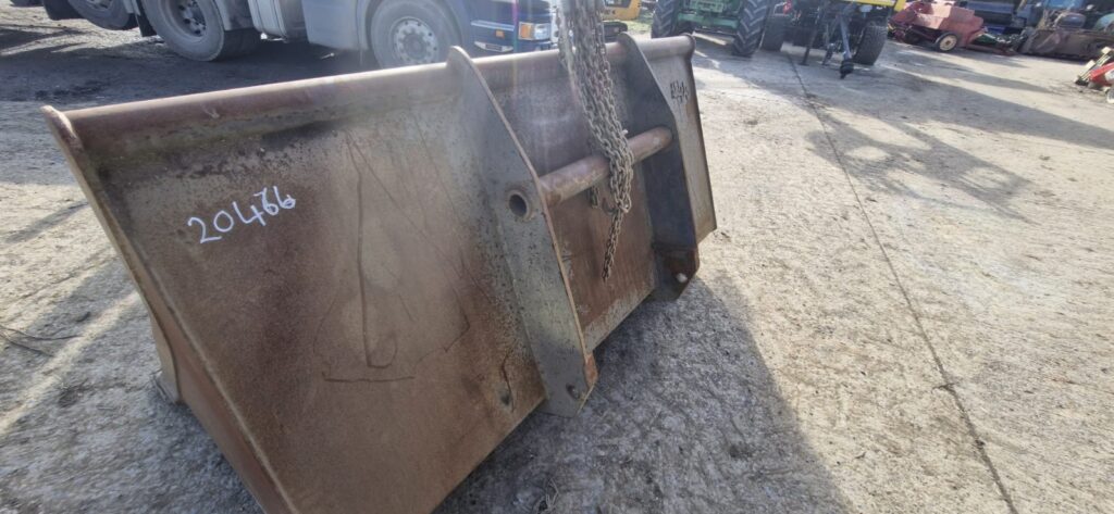 8FT LOADER BUCKET W/ MANITOU BRACKETS