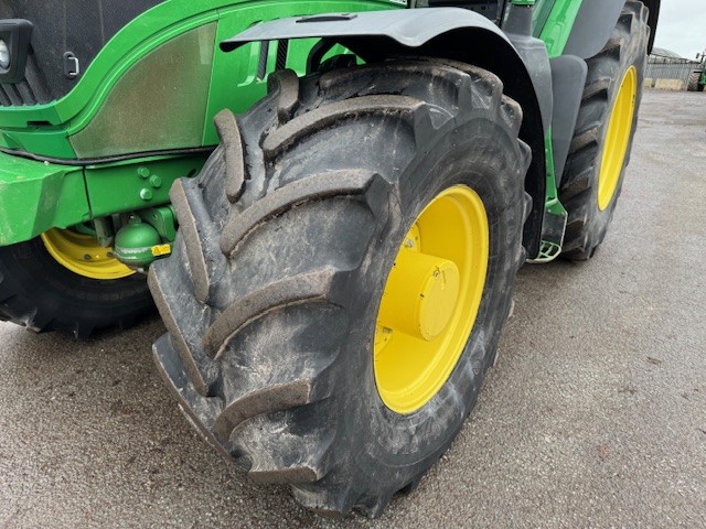 John Deere 6215R