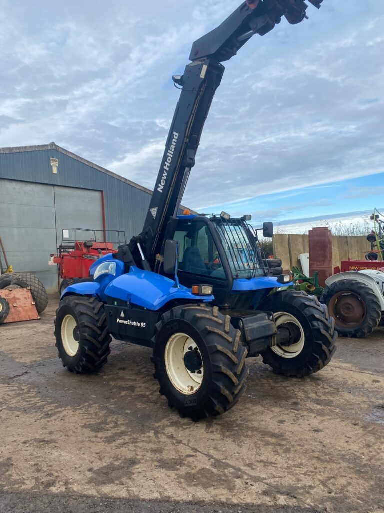 NEW HOLLAND LM435 TELEHANDLER