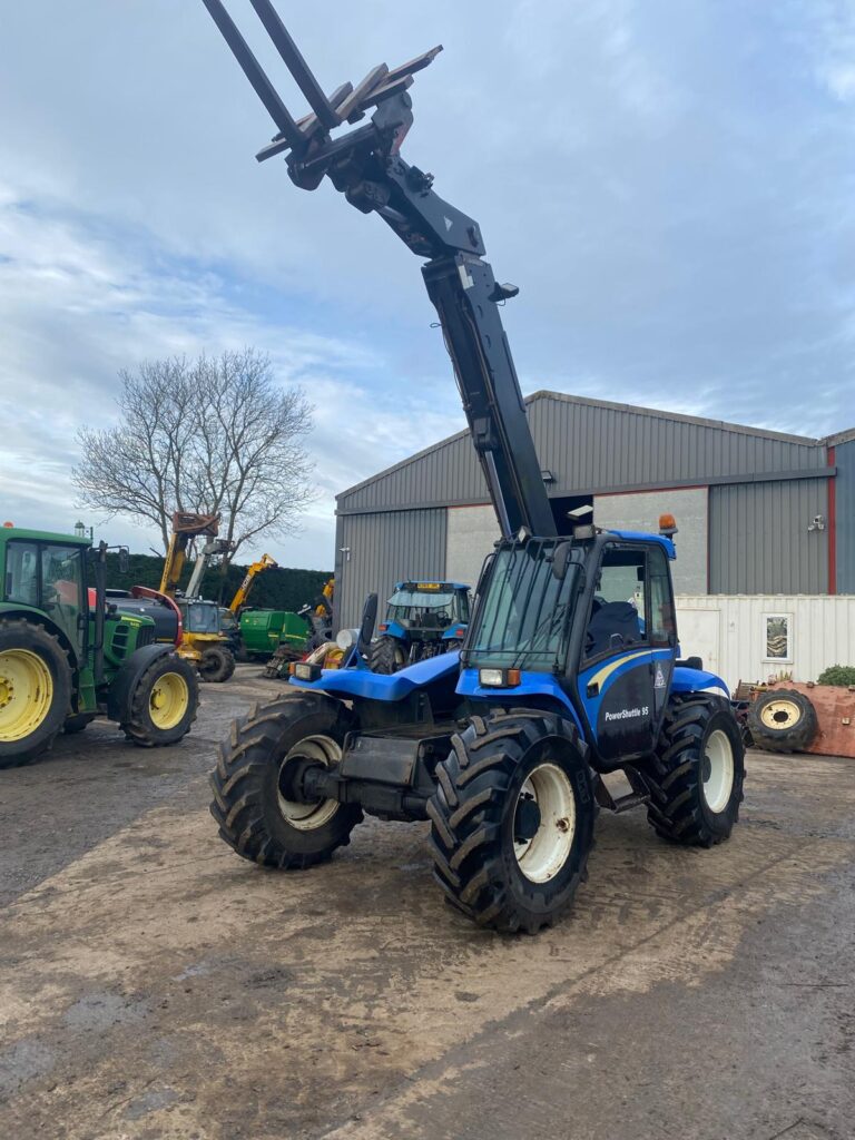 NEW HOLLAND LM435 TELEHANDLER