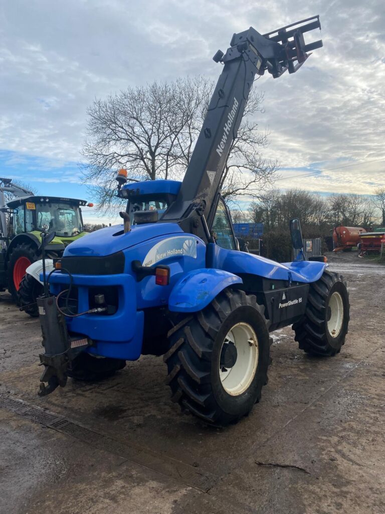 NEW HOLLAND LM435 TELEHANDLER