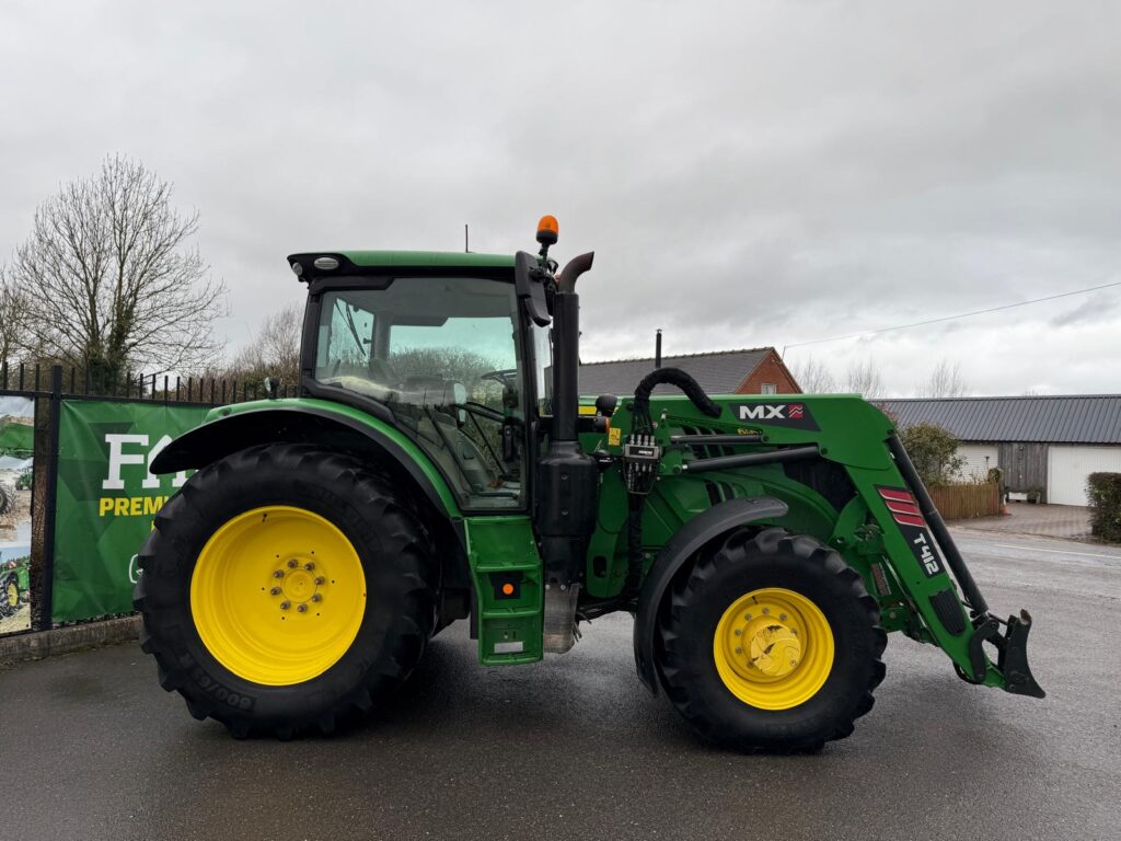 John Deere 6135R