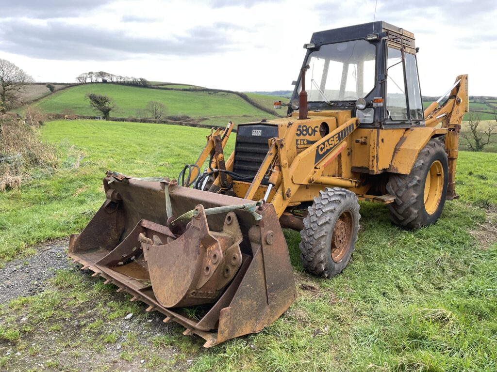 Case 580F, wheeled digger,4WD, 4in 1 bucket, c/w 3 buckets, 5511 hours, Y reg, V5. £4200.00. No vat