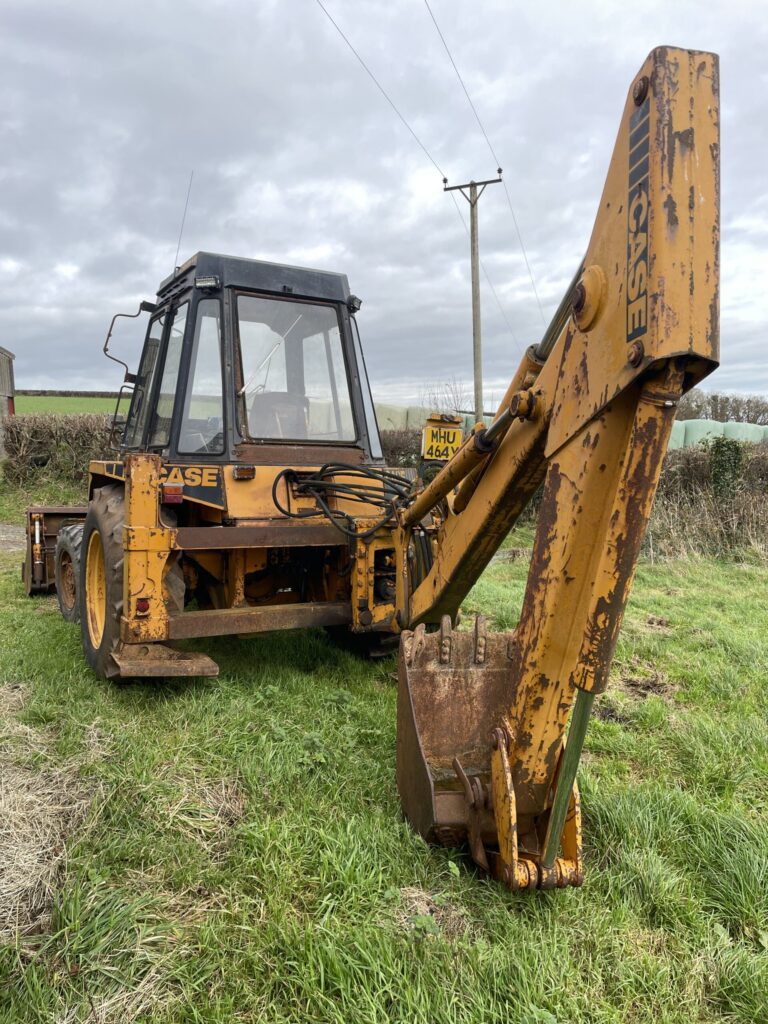 Case 580F, wheeled digger,4WD, 4in 1 bucket, c/w 3 buckets, 5511 hours, Y reg, V5. £4200.00. No vat