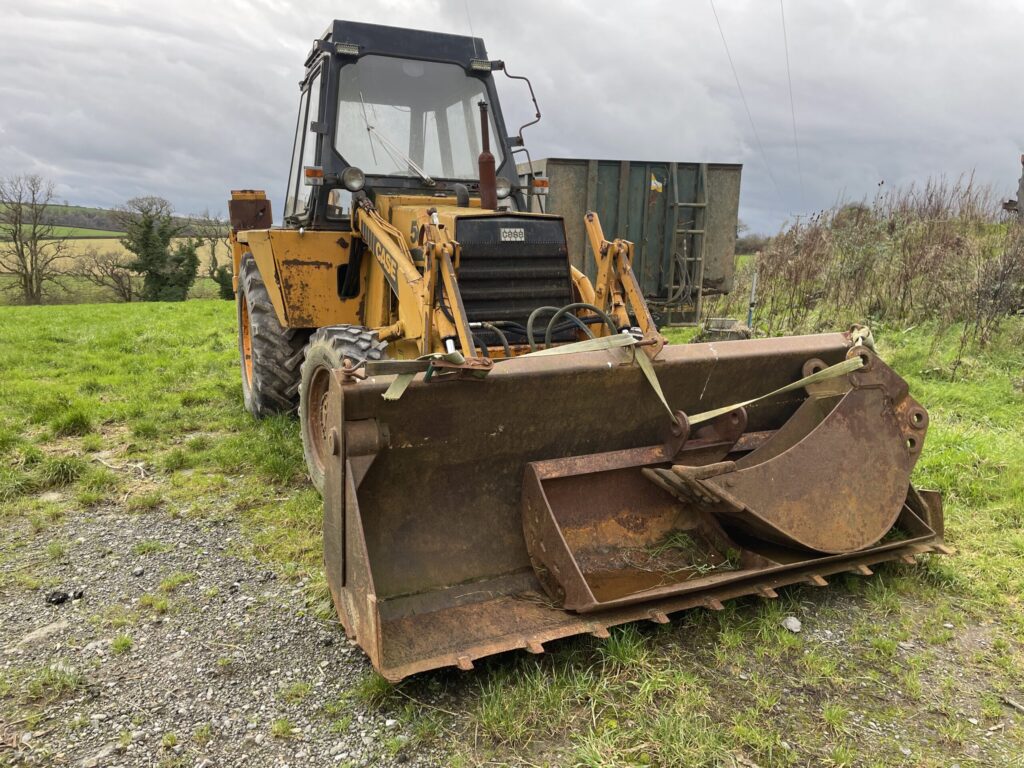 Case 580F, wheeled digger,4WD, 4in 1 bucket, c/w 3 buckets, 5511 hours, Y reg, V5. £4200.00. No vat