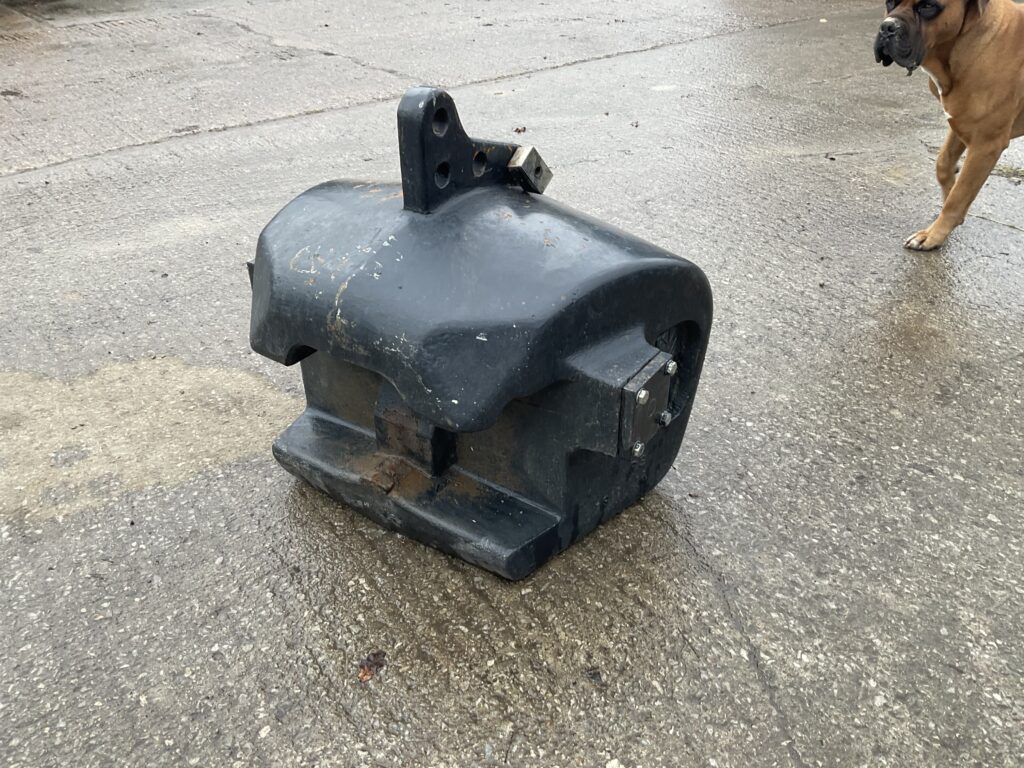 NEW HOLLAND 1000KG BLOCK WEIGHT