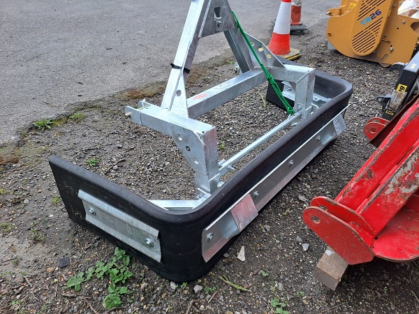 Ritchie Heavy-Duty Yard Scraper