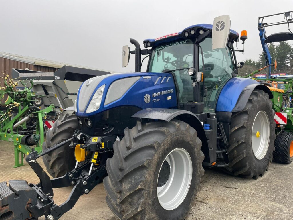 New Holland T7.225 Auto Command Tractor