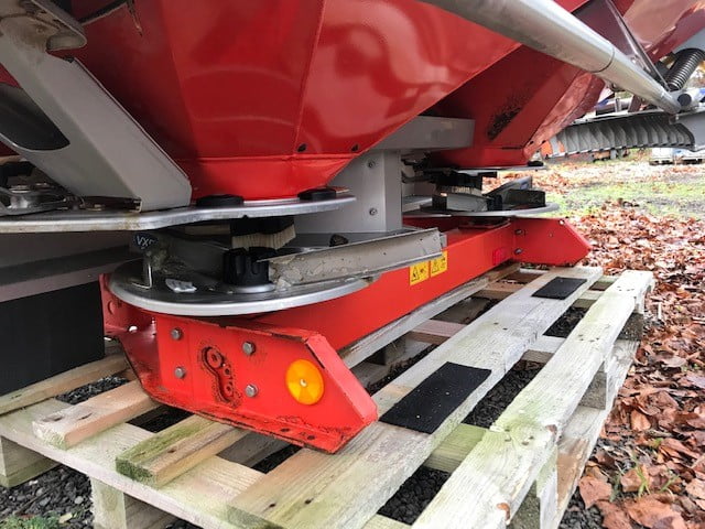 KUHN FARM MACHINERY AXIS 30.1D FERTILISER SPREADER